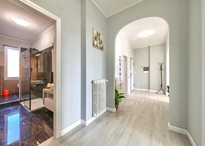 T&f House Comfortable With Private Parking סקנדיצ'י